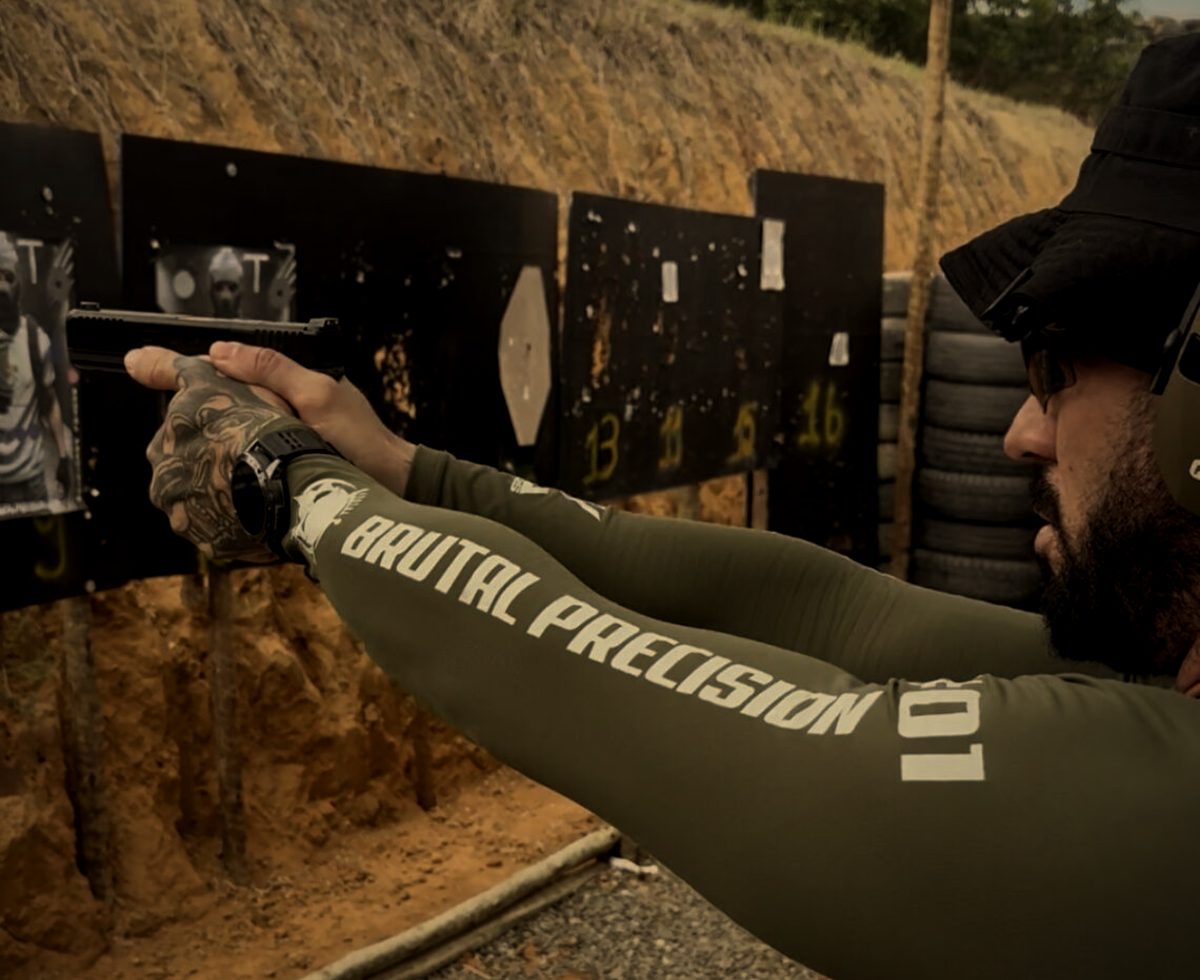 Instrutor Brutal Precision em treinamento de tiro com pistola